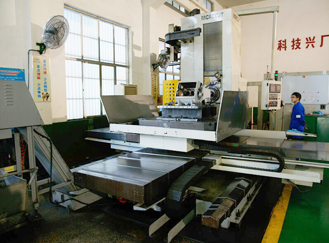 Horizontal machining center
